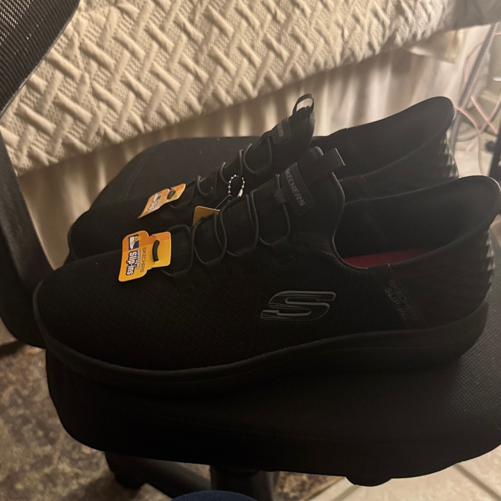 Men’s NWT slip on skechers